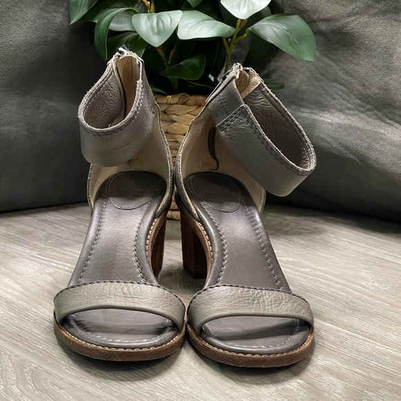 Frye Brielle Back Zip Block Heel Sandals - Picture 2 of 10